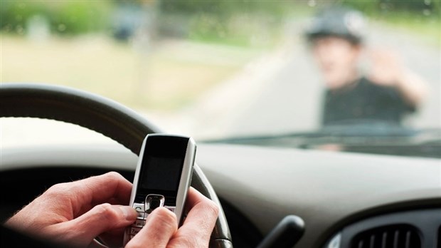 Les policiers du Québec s'attaquent au cellulaire au volant