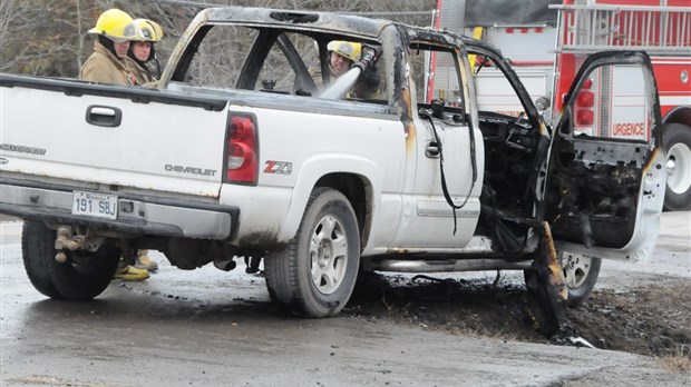 Un véhicule flambe à Saint-Charles-Borromée