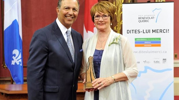Denise Vandenbroucke reçoit le prix Hommage bénévolat-Québec