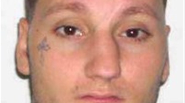 La SQ arrête un homme recherché pour un vol qualifié