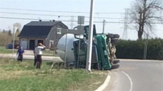 Un camion citerne se renverse à Sainte-Geneviève-de-Berthier
