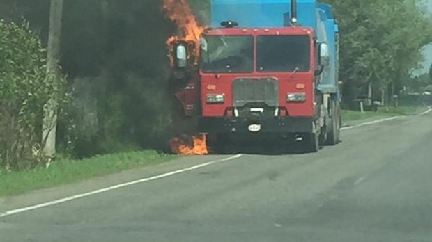 Un camion EBI endommagé par les flammes à Notre-Dame-des-Prairies