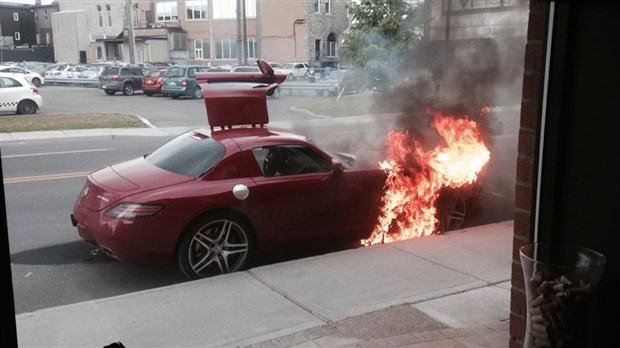 Véhicule de luxe détruit par les flammes au centre-ville de Joliette