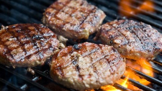 Faire cuire adéquatement les viandes sur le BBQ pour éliminer les bactéries