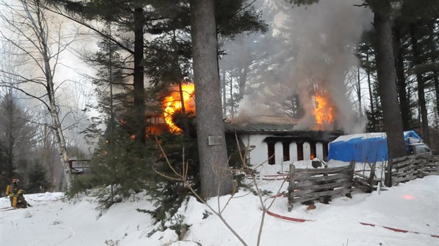 Un incendie rase une maison à Saint-Charles-Borromée