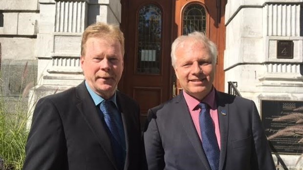 Le député André Villeneuve félicite Jean-François Lisée pour son élection à titre de chef du Parti Québécois