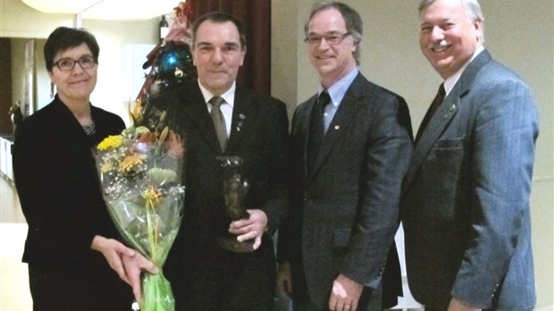 Jean-Guy Chartier jr reçoit le prix André-Caron Maurice Valiquette et Sylvie Anctil reçoivent la médaille de l'Ordre du mérite 