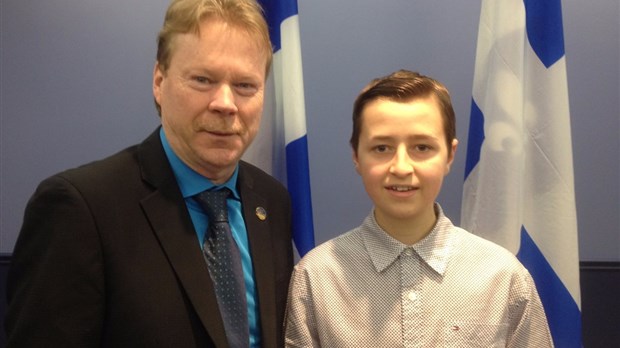 Le député André Villeneuve remet la médaille de l’Assemblée nationale du Québec à William Gadoury
