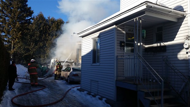 Une roulotte lourdement endommagée par un incendie