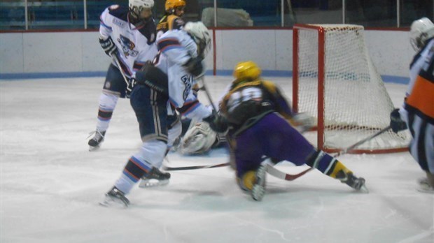 Les Cyclones junior AA sautent sur la glace