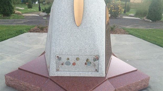 Deux plaques du monument commémoratif de la déportation acadienne à Saint-Jacques volée