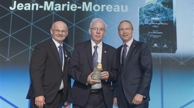 André Hénault reçoit le Jean-Marie-Moreau