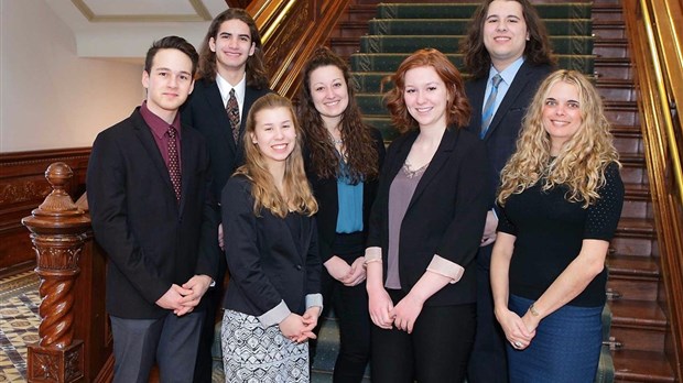 Forum étudiant : Le Cégep à Joliette reçoit une plaque pour souligner sa 25e participation et une enseignante reçoit la Médaille de l’Assemblée nationale 