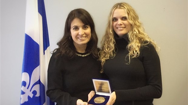 Véronique Hivon salue l’engagement et la contribution exceptionnelle de l’enseignante Nathalie Sentenne
