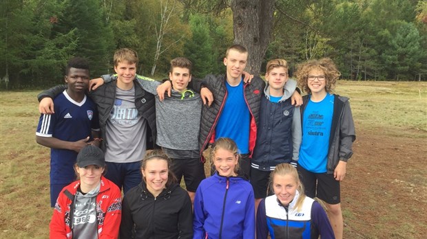Représentation massive des programmes sport-études triathlon et ski de fond de Thérèse-Martin aux provinciaux scolaires de cross-country
