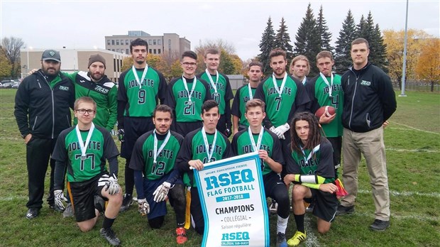 Une première saison couronnée de succès pour l’équipe masculine de Flag Football du Cégep à Joliette