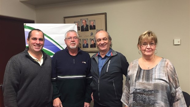 Les syndiqués signent leur première convention collective