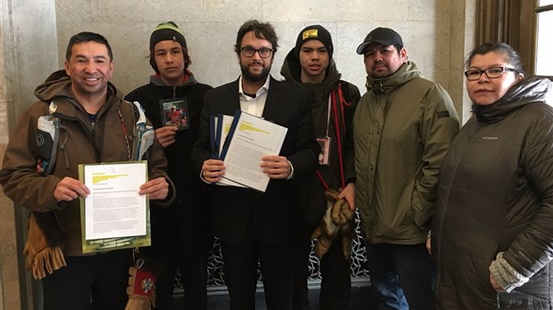 Trois Atikamekws interpellent le gouvernement fédéral au sujet de la santé des Premières nations