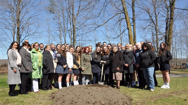 Première pelletée de terre du Jardin d’Esther