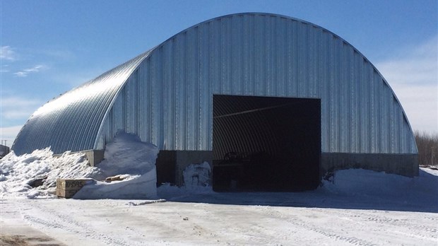 Agro-100 de Joliette et Batiscan et Ferme J.B. Larouche & Fils, Gazon Larouche de La Baie s’allient pour lancer un centre de distribution