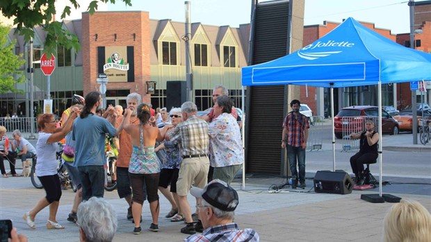 Un vendredi pas comme les autres sur la Place Bourget « Tout le monde en place pour un set, centre-ville Joliette ! »