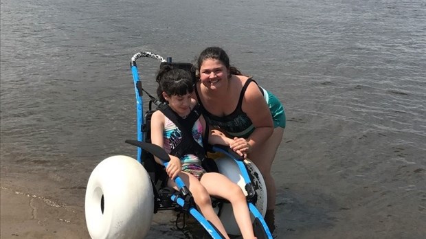 Un fauteuil de plage tout-terrain pour le Camp de jour adapté de Brandon