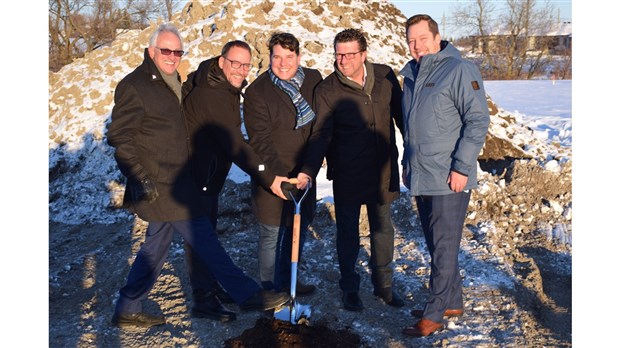 Première pelletée de terre officielle du projet de la distillerie Grand Dérangement