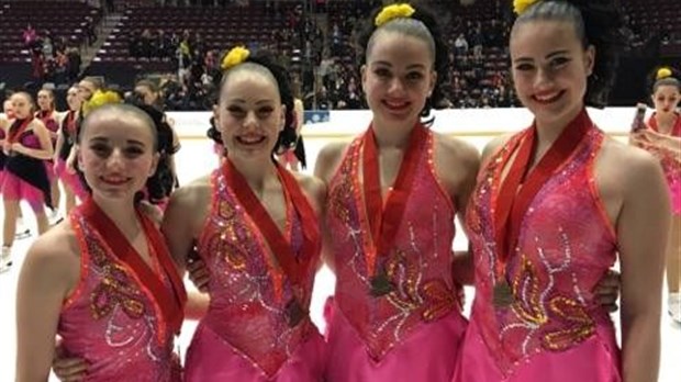 Quatre patineuses du club de patinage artistique Les Étoiles d'Argent avec l'équipe Rythmiks