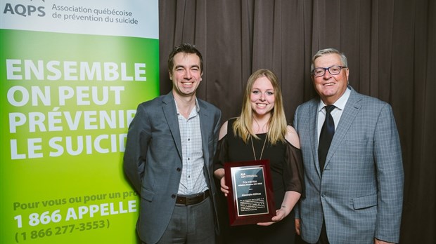 Prix méritas remis à Alexandra Gélinas  pour son engagement citoyen en prévention du suicide