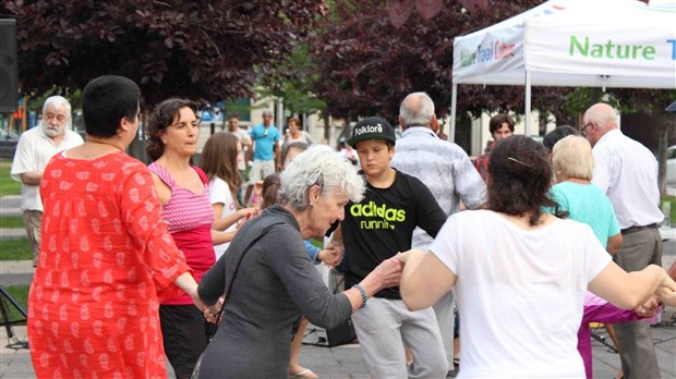Les Petits Pas Jacadiens en action au centre-ville de Joliette