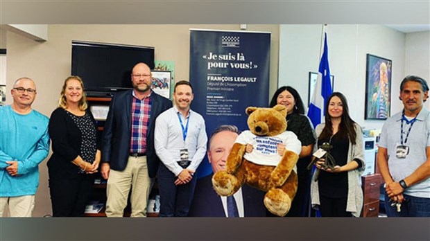 L’APTS de Lanaudière confie l’ourson Félix aux soins de l’équipe du premier ministre