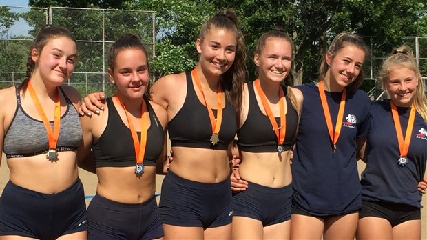 Des joueuses de l'équipe benjamine des Libellules de Thérèse-Martin se hissent au sommet du podium