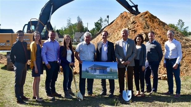Première pelletée de terre du tout nouveau chalet de services en construction dans le parc Réal-Laurin