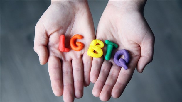 LGBTQ+ au travail : le tiers des Québécois hésiteraient à embaucher une personne trans