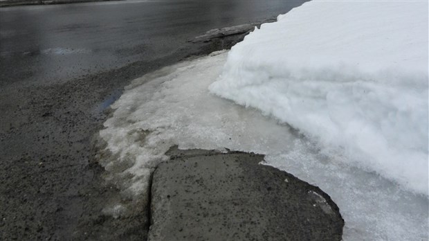 Une septuagénaire présente une pétition pour la sécurité des trottoirs à Joliette