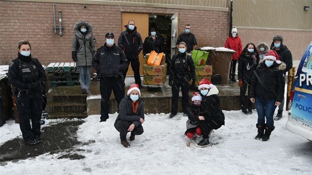 Les policiers ont distribués des paniers de Noël à Terrebonne