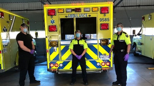Joliette Ford fait don d'écrans faciaux à des ambulanciers