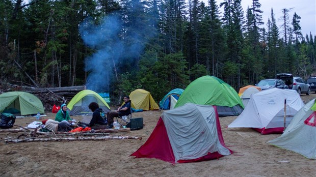 Une trentaine d'activistes campent sur le chantier capitaine pour dénoncer les coupes