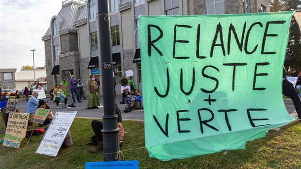 Près de 50 participants au sit-in pour une relance verte et juste, à L'Assomption