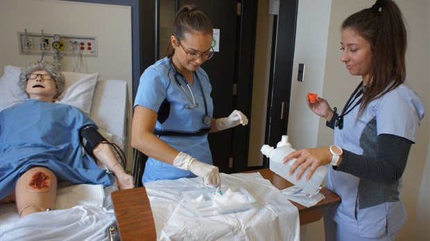 Plus d'apprentissages en milieux de travail pour les étudiants en soins infirmiers