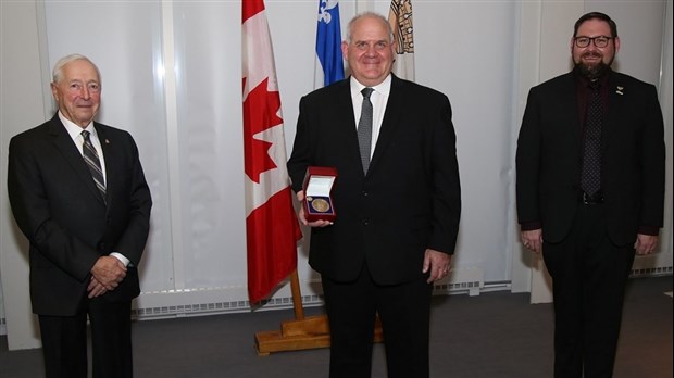 René Martin médaillé par le lieutenant-gouverneur