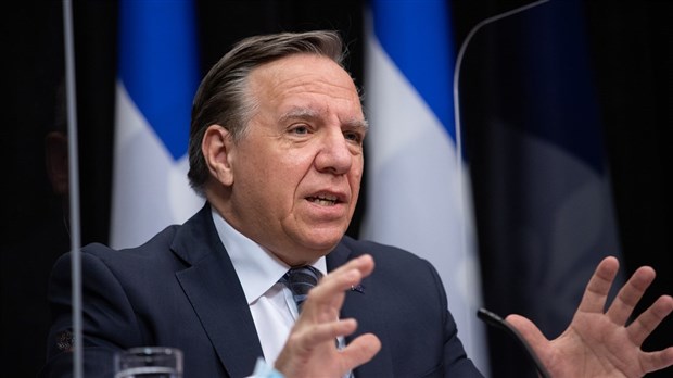 François Legault revient le port du masque à l'extérieur