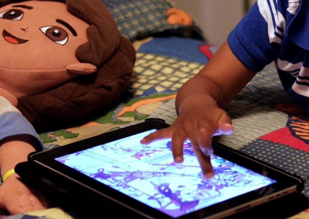 Les pédiatres révisent leurs recommandations sur le temps d'écran des tout-petits