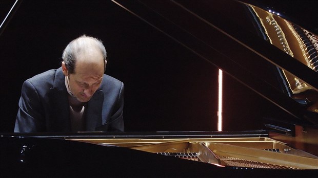 Urgentologue le jour, pianiste professionnel le reste du temps, Mathieu Gaudet présente à nouveau son talent