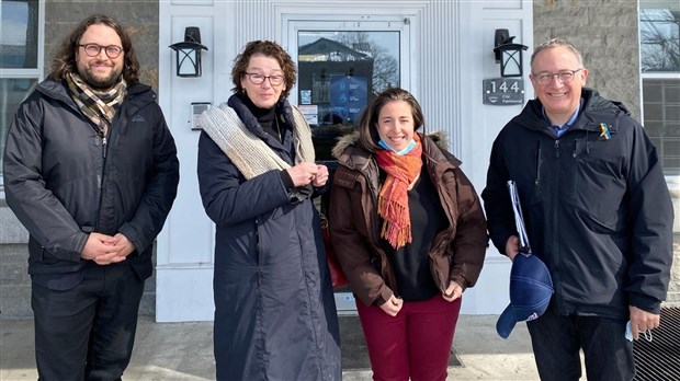 Gabriel Ste-Marie accompagne Louise Chabot dans le cadre de sa tournée sur l’assurance-emploi à Joliette