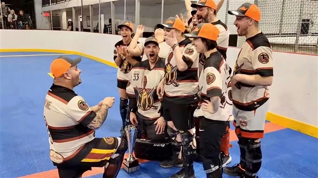 Une demande en mariage après une victoire en dek hockey