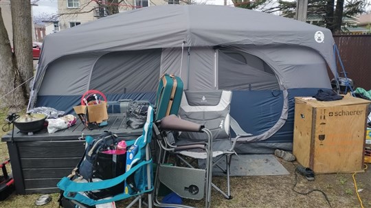 Une famille forcée de vivre dans une tente le temps de se trouver un logement