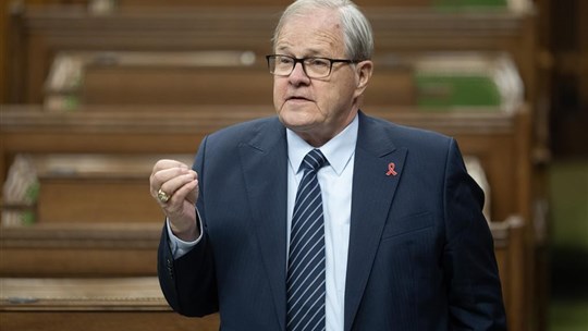 Des ministres pressent les grands épiciers d'adhérer au code de conduite volontaire