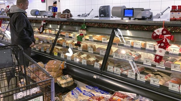 Épicerie: l'argent comptant décline, mais on le juge nécessaire, dit un sondage