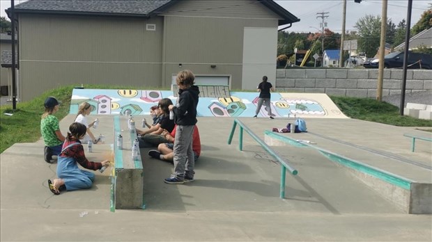 Des adolescents décorent leur skatepark à Saint-Alphonse-Rodriguez